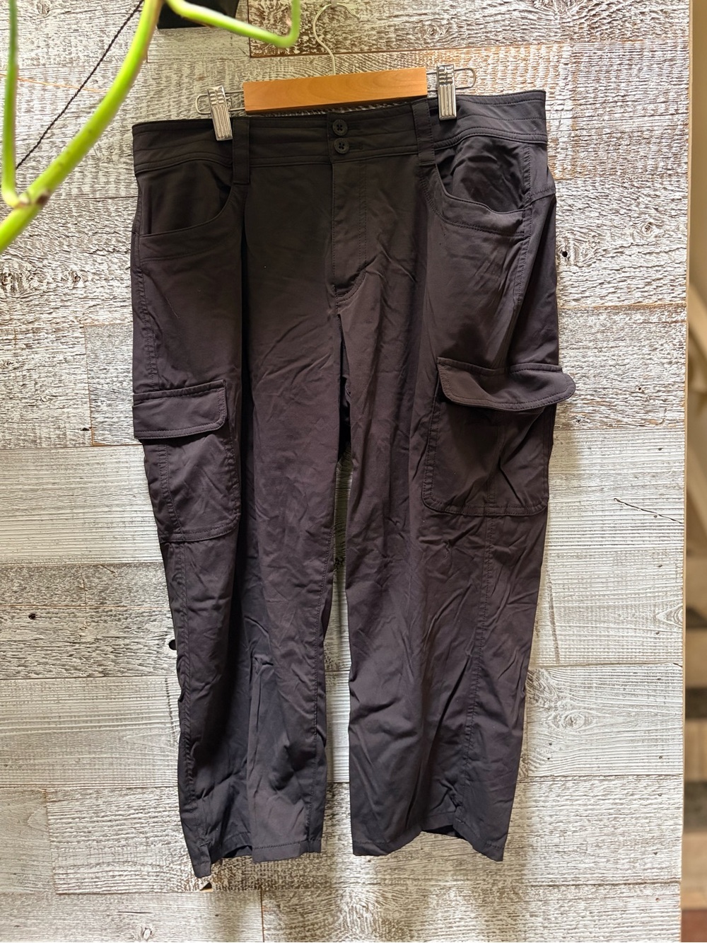 Eddie Bauer | Horizon Mid-Rise Technical Cargo Capris - Women's 10, Dark Gray